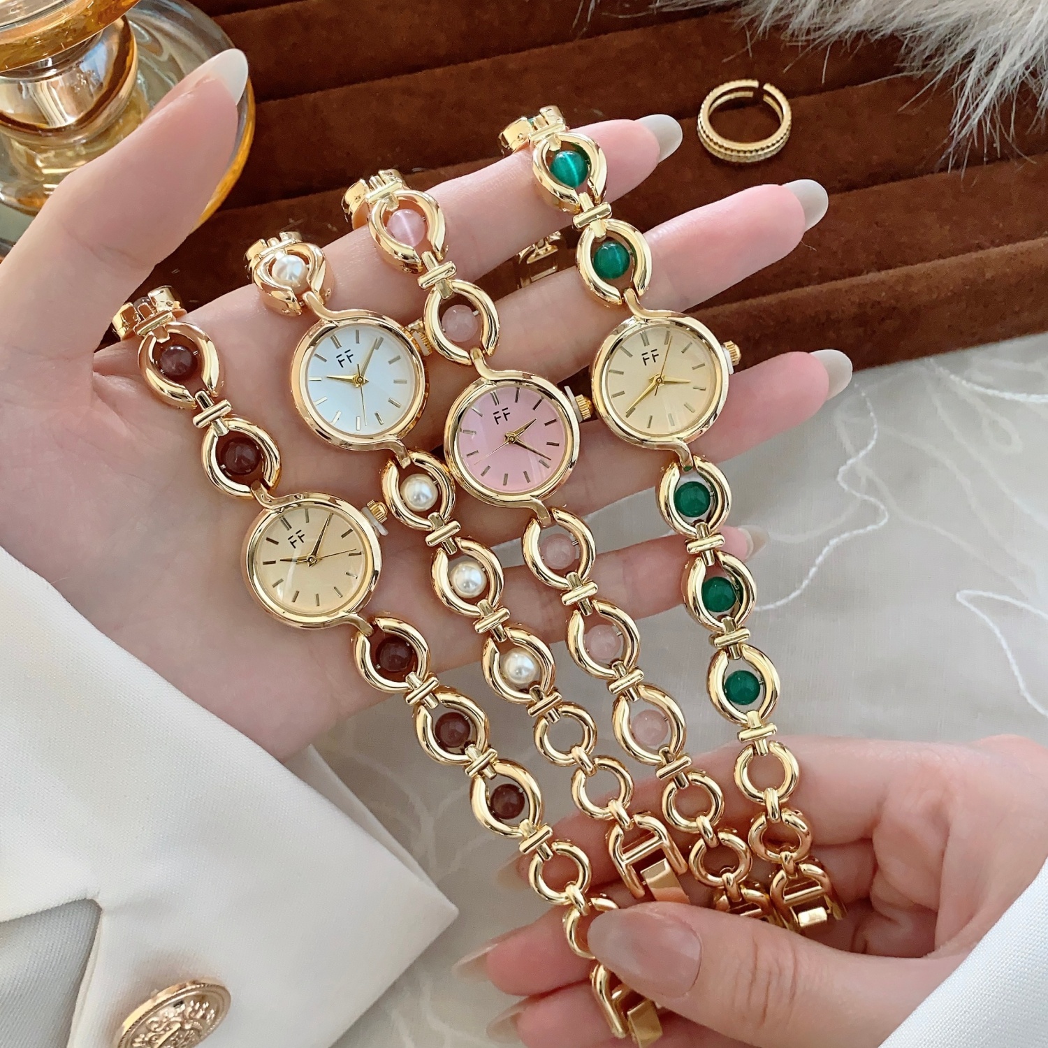 Elegant Round Watch for Women  - Stones Watches & Jewelry In Sweden Ab avis et prix