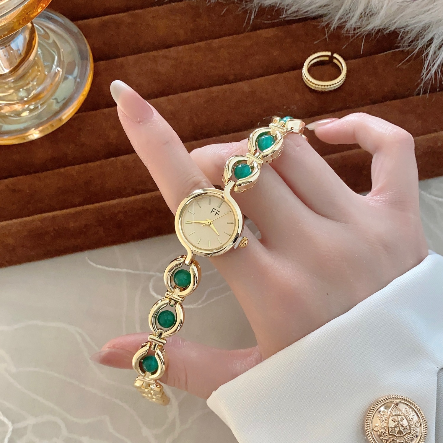 Elegant Round Watch for Women  - Stones Watches & Jewelry In Sweden Ab avis et prix